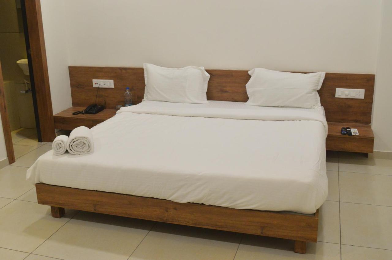 Hotel Revive Veraval Ngoại thất bức ảnh